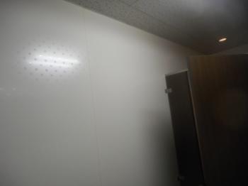 変換 ～ 男子トイレ壁パネル後.jpg