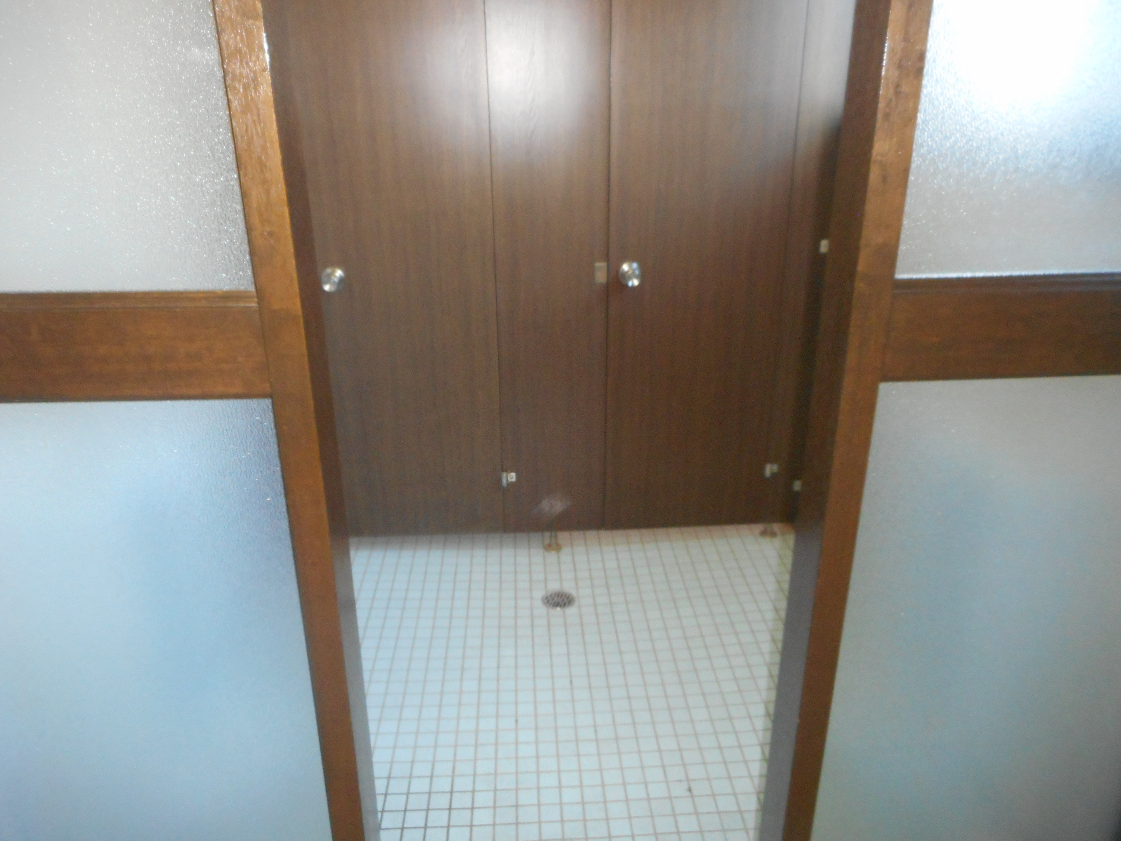 男子トイレ床タイル前.JPG