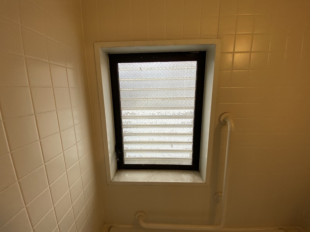 施工前浴室窓.jpg